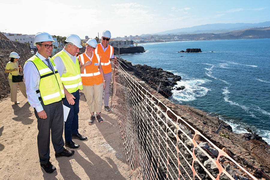 El Ayuntamiento avanza en las obras de mejora de los accesos al espacio natural de El Confital