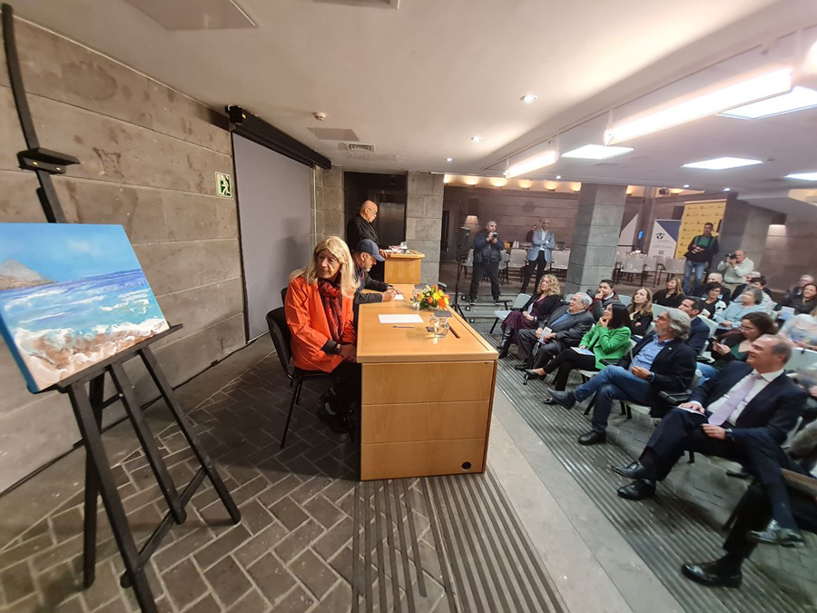 La obra del alcalde 'Mareas de El Pino desde la Playa de Las Canteras' subastada con éxito en la campaña solidaria impulsada por Yrichen