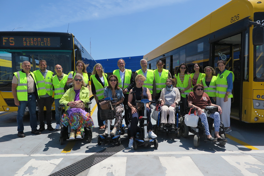 El Ayuntamiento supervisa las pruebas para el acceso a los vehículos de Guaguas Municipales de scooters para personas con discapacidad
