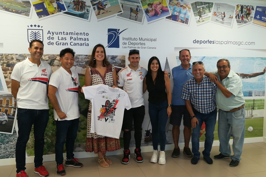 Toni Bou, 33 veces campeón del mundo de trial, visita la sede del IMD antes de su participación en el III Trial Distrito Tamaraceite-San Lorenzo-Tenoya