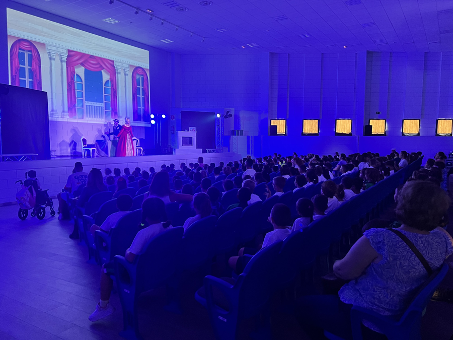Un millar de niños y niñas de Ciudad Alta disfrutan del teatro pedagógico navideño organizado por el Ayuntamiento