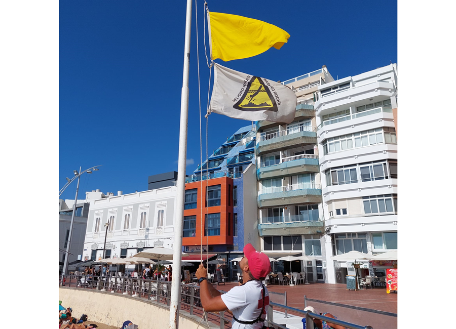 La Playa de Las Canteras iza la bandera amarilla de precaución al baño por la presencia de microalgas