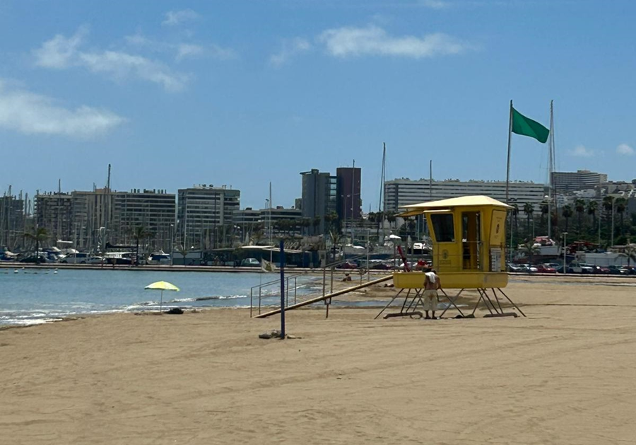 La Puntilla, en Las Canteras, y Las Alcaravaneras izan la bandera verde al confirmarse el óptimo estado del agua