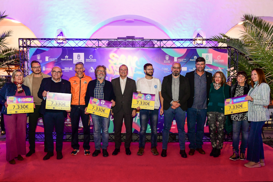 El alcalde y el concejal de Deportes entregan los cheques solidarios de la 20ª Carrera San Silvestre