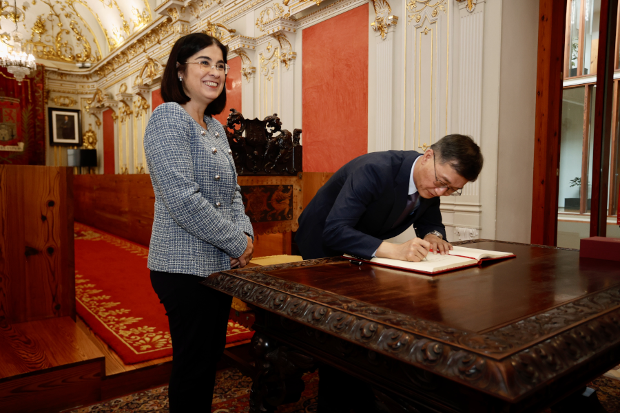 La alcaldesa recibe al embajador de China en el marco del 50 aniversario de relaciones entre España y el país asiático