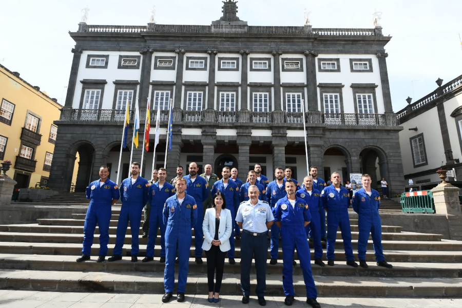 La alcaldesa recibe en las Casas Consistoriales a la Patrulla Acrobática de Paracaidismo y a la Patrulla Águila del Ejército del Aire