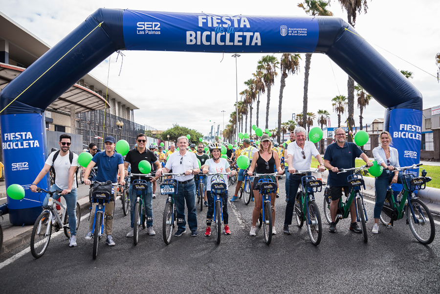 Miles de personas recorren la Avenida Marítima sobre dos ruedas para celebrar la Fiesta de la Bici