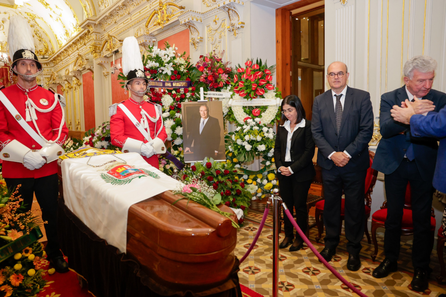 Las Casas Consistoriales acogen la capilla ardiente de Jerónimo Saavedra