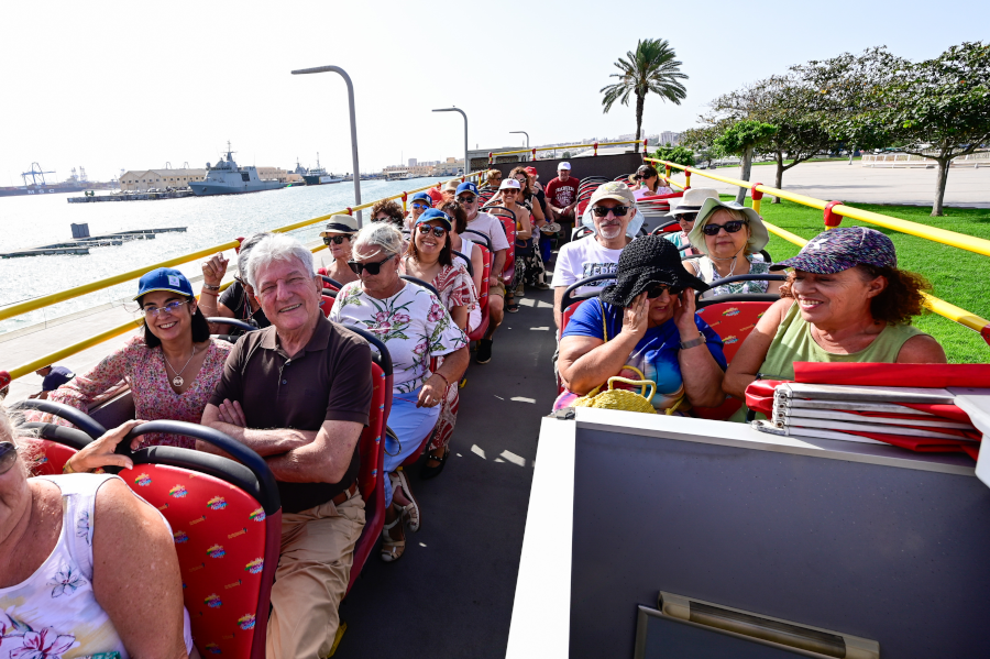 El Ayuntamiento sube a la Guagua Turística a 300 mayores de la ciudad para celebrar el Día de las Personas de Edad