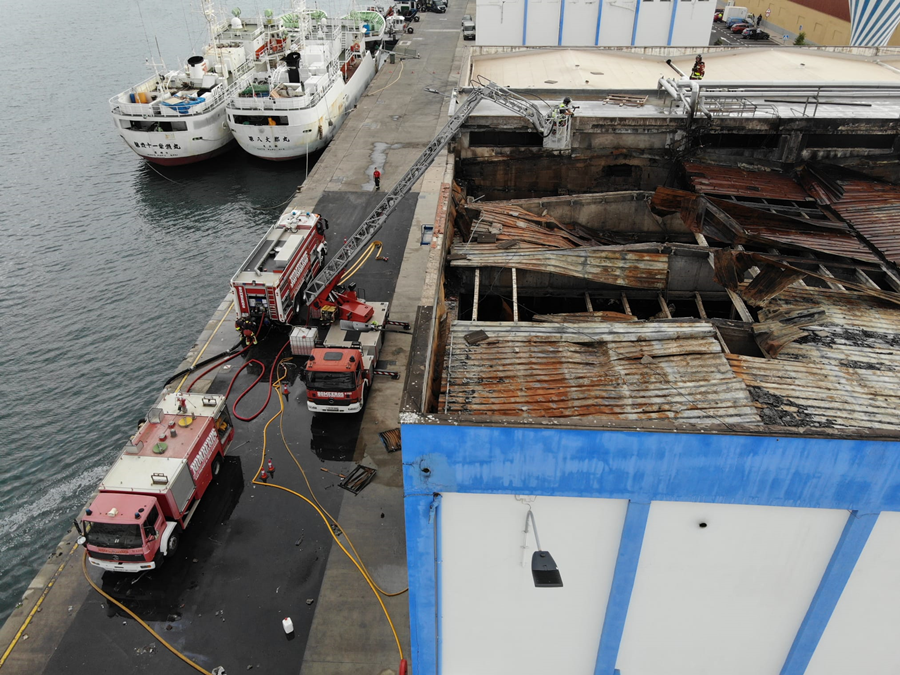 Bomberos finaliza su intervención en el incendio de la nave de Frisu tras más de 72 horas de trabajo