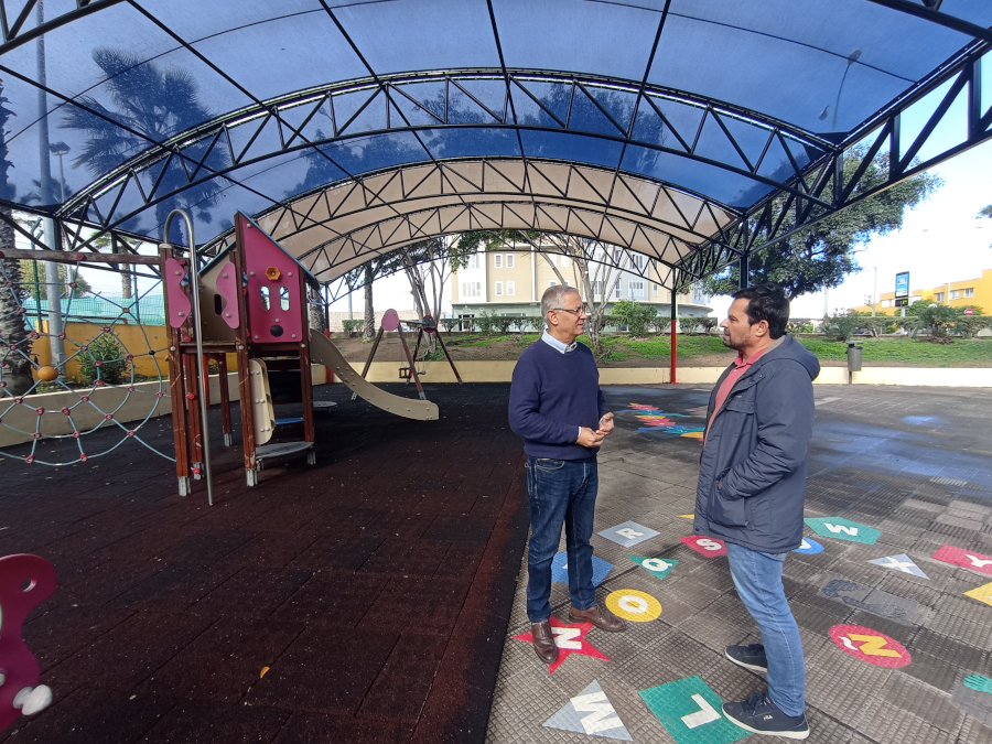 El Ayuntamiento instala dos estructuras para proporcionar sombra en dos plazas situadas en San Lorenzo y Los Tarahales a través de los Presupuestos Participativos