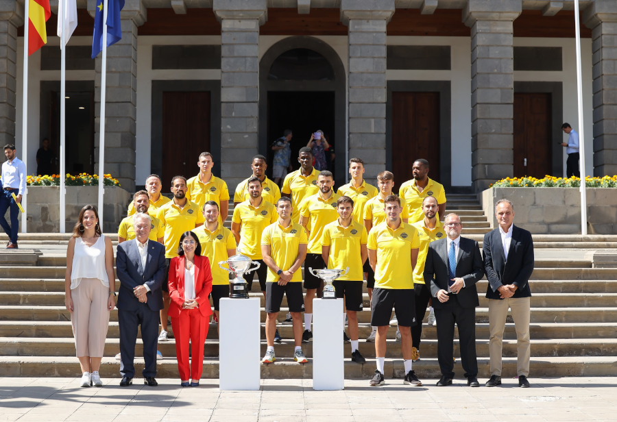 La alcaldesa felicita al Club Voleibol Guaguas tras ganar su tercera Supercopa de España y la primera Copa Ibérica