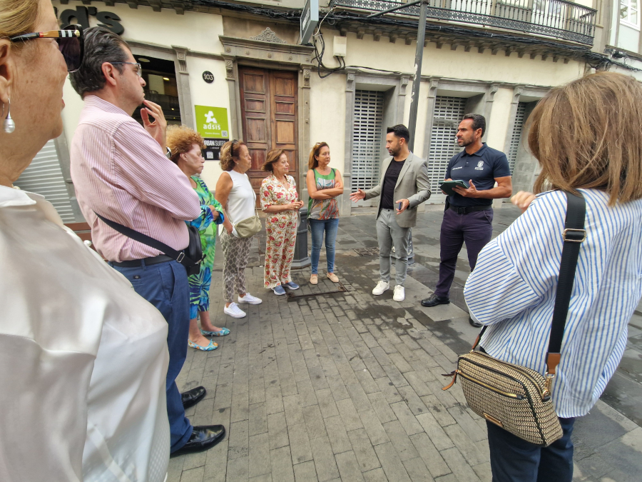 El Ayuntamiento informa a residentes y empresas de Triana sobre los trabajos de higiene urbana en el barrio