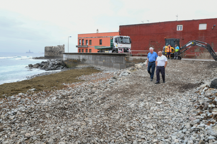 El Ayuntamiento optimiza la recogida de los arribazones de algas en el barrio de San Cristóbal