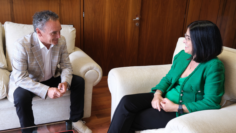 La alcaldesa Darias recibe al alcalde del municipio asturiano de Nava