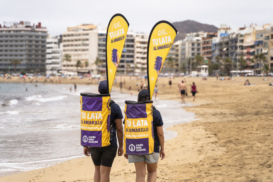 El 80% de los bañistas de Las Palmas de Gran Canaria reciclan siempre o casi siempre las latas durante su estancia en las playas de la ciudad