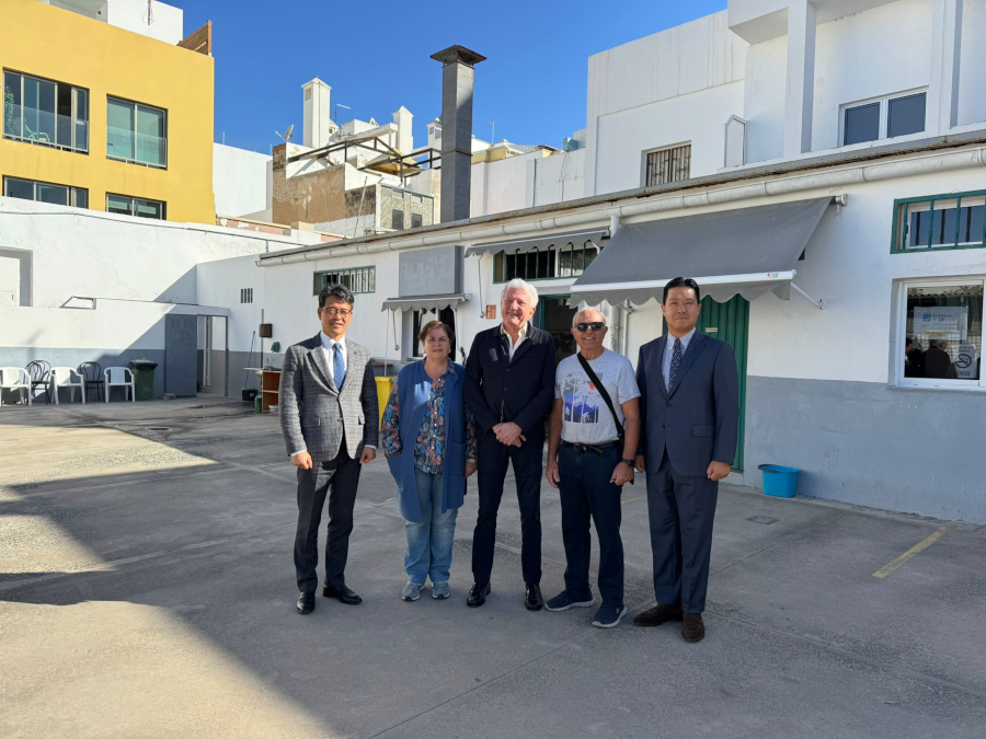 El Ayuntamiento y el Consulado de Corea entregan la recaudación del evento 'K-Fish' al Comedor Social de San Pedro