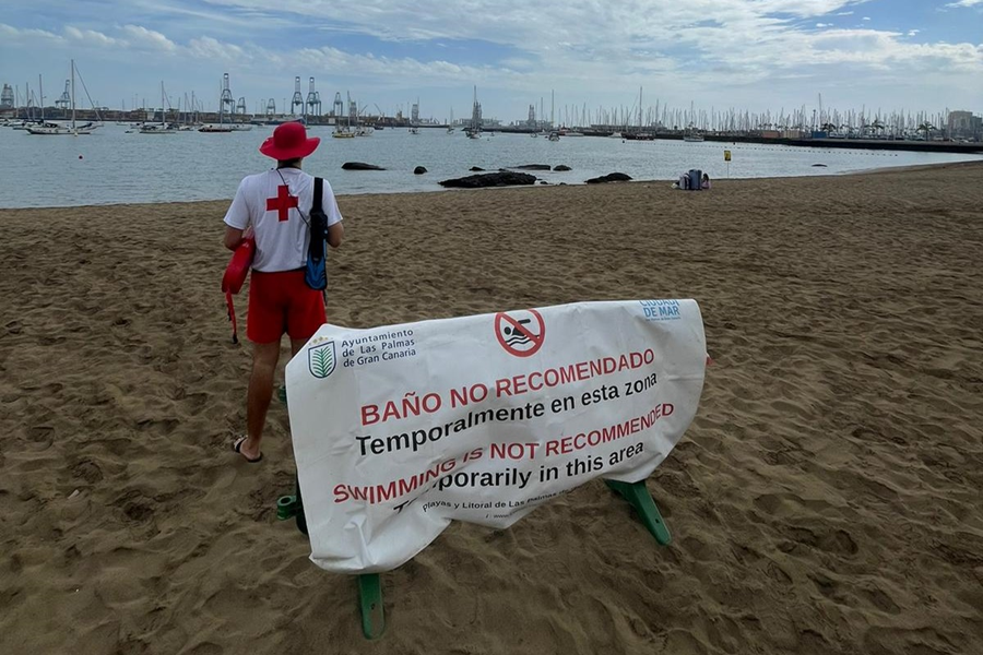 La zona sur de la playa de Las Alcaravaneras cerrada al baño de manera temporal por un vertido de combustible