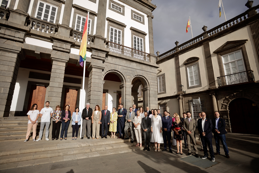 Las Palmas de Gran Canaria iza la bandera LGTBIQ+ en las Casas Consistoriales con motivo del Día Internacional del Orgullo