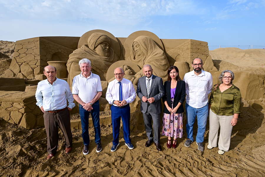 El icónico Belén de Arena de Las Canteras celebra su 19 edición en una Navidad que brilla en la playa de Las Canteras