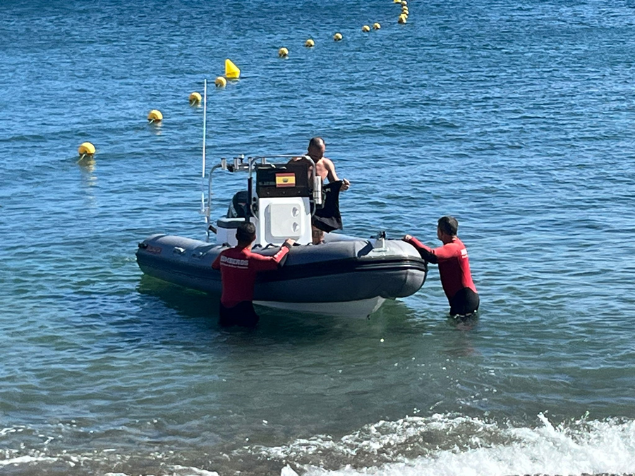 Bomberos de la capital colaboran con el dispositivo de búsqueda de la persona desaparecida en la costa de Arinaga