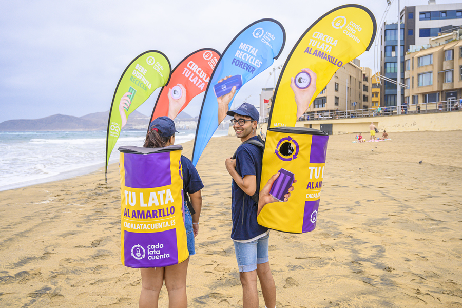 Las Palmas de Gran Canaria se suma a la campaña 'Cada lata cuenta' para concienciar sobre el reciclaje de envases en las playas