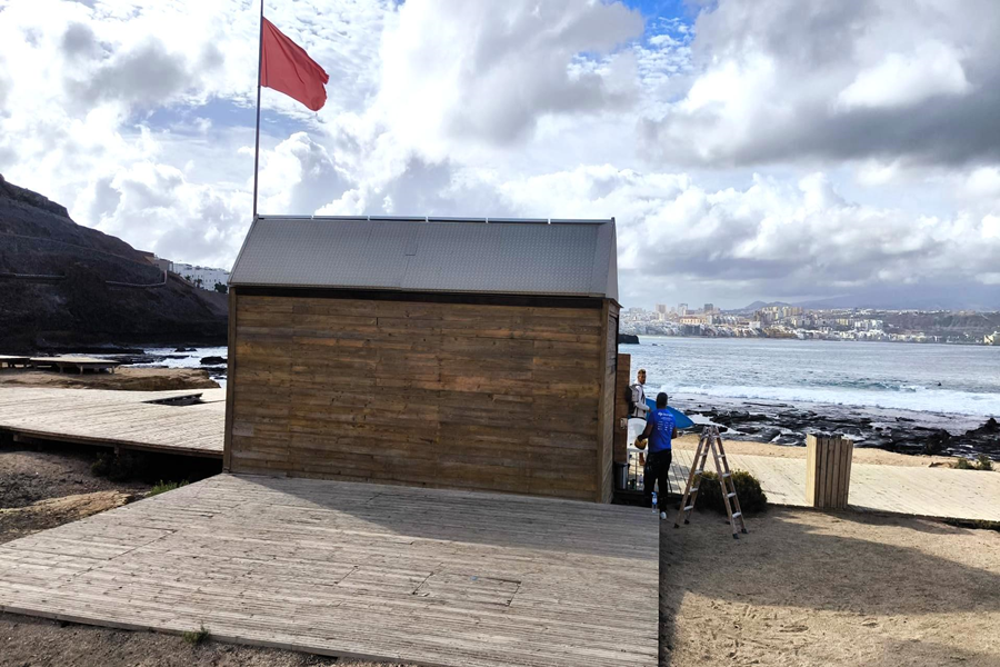 El Ayuntamiento rehabilita la caseta de salvamento y aseo público de la playa de El Confital
