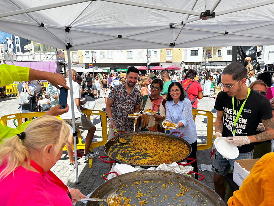 La alcaldesa, Carolina Darias, asiste a la gran paella popular de las Fiestas del Pilar