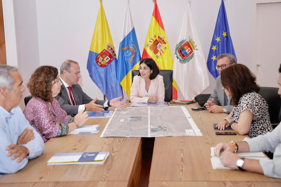 La alcaldesa mantiene un encuentro de trabajo con el vicepresidente y consejero de Obras Públicas del Cabildo