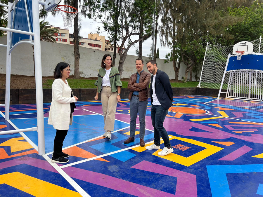 El Ayuntamiento renueva la pista deportiva del parque de La Minilla