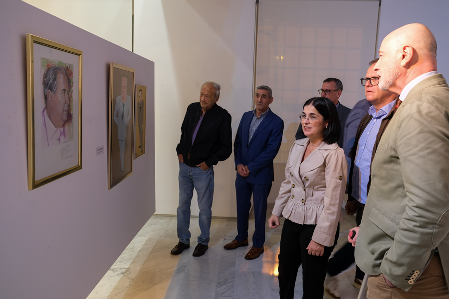 Darias inaugura la exposición 'Saavedra regresa a las Casas Consistoriales' con 15 retratos del exalcalde