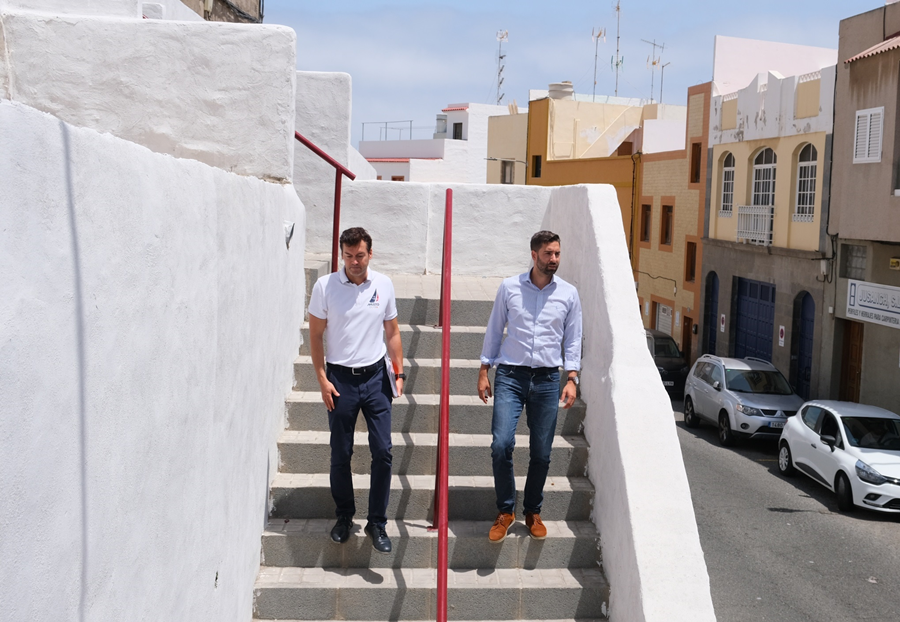 El Ayuntamiento acondiciona una quincena de escaleras en el barrio de Pedro Hidalgo