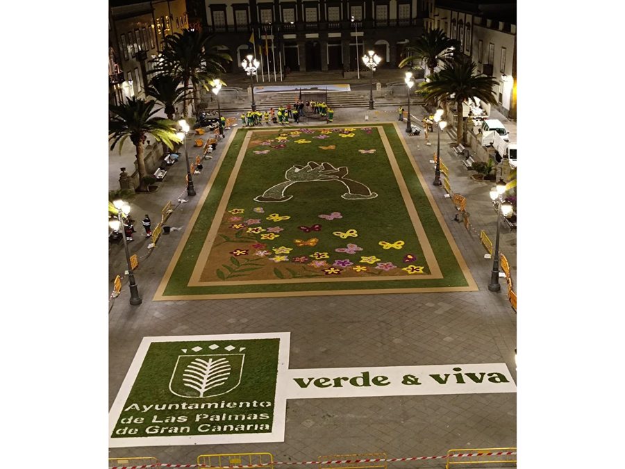 El Ayuntamiento colabora con la celebración del Corpus elaborando una alfombra floral de mil metros cuadrados