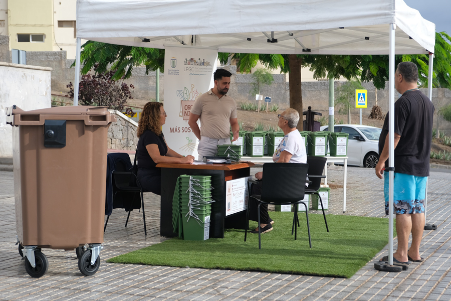 El Ayuntamiento continúa con la implantación del quinto contenedor en los barrios de San Antonio y El Polvorín