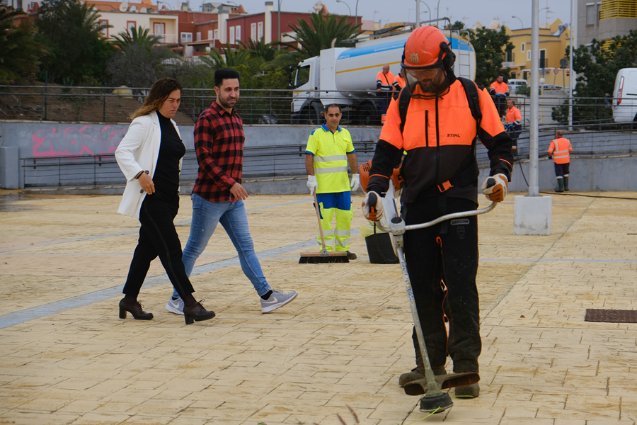 El Ayuntamiento desarrolla el plan especial de limpieza y cuidado de zonas verdes en el barrio de Casablanca III