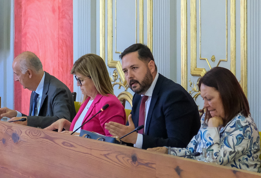El Ayuntamiento destinará 2,2 millones de euros a los tres nuevos camiones de bomberos y su equipamiento