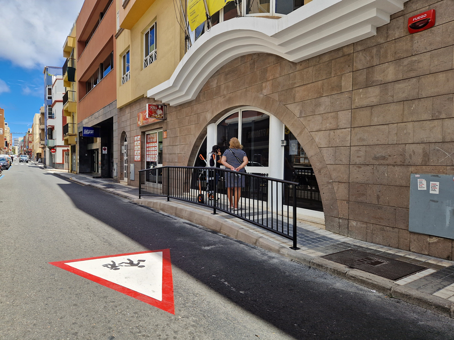 El Ayuntamiento elimina barreras arquitectónicas para mejorar el acceso a la Asociación Síndrome de Down de la calle Pérez del Toro