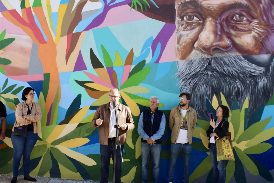 El Ayuntamiento embellece el Centro Cívico Suárez Naranjo con un mural en homenaje a Pamochamoso