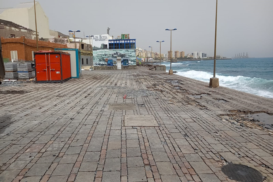 El Ayuntamiento finaliza el dispositivo de seguridad y limpieza por los efectos de la pleamar en San Cristóbal