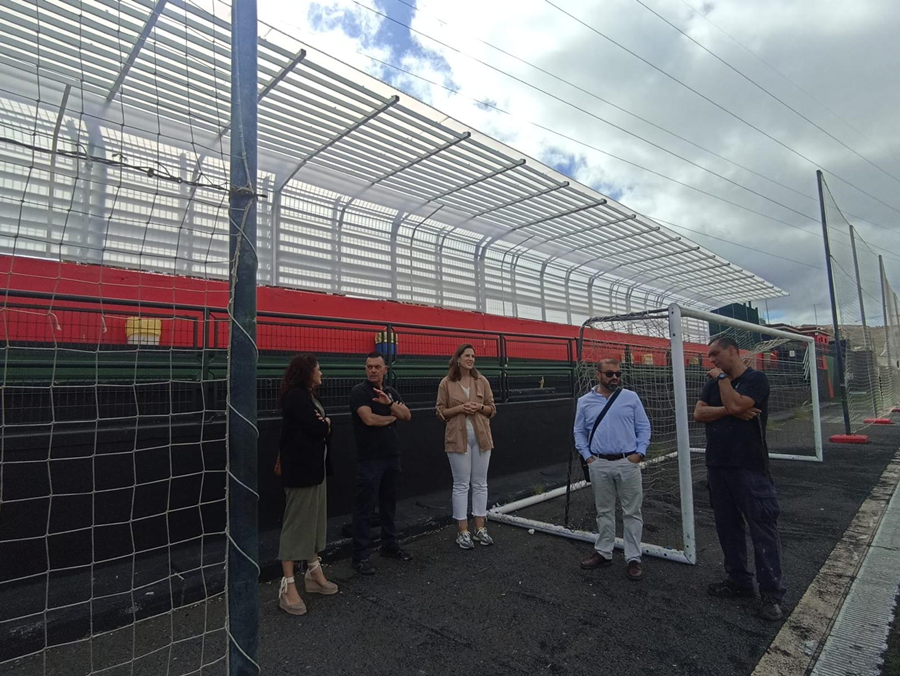 El Ayuntamiento finaliza la instalación de una visera en las gradas del campo de fútbol de El Pilar