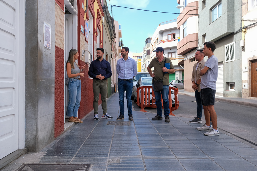 El Ayuntamiento finaliza la repavimentación de varias aceras en el barrio de La Isleta