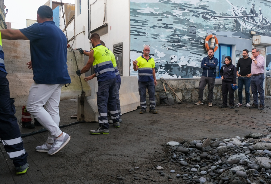 El Ayuntamiento instala barreras de contención en San Cristóbal para minimizar los efecto de la pleamar