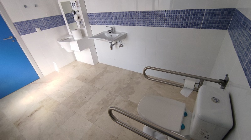 El Ayuntamiento instala un aseo adaptado para personas ostomizadas en las oficinas del metropole