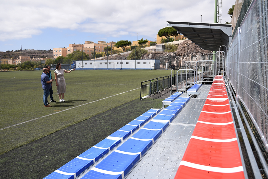 El Ayuntamiento instala unas nuevas gradas en el campo de fútbol de La Mayordomía II