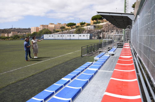 El Ayuntamiento instala unas nuevas gradas en el campo de fútbol de La Mayordomía II