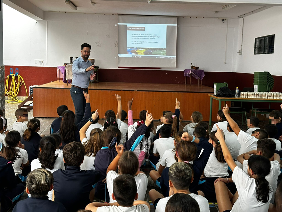 El Ayuntamiento ofrece charlas a la comunidad educativa del CEIP Los Tarahales sobre el uso del quinto contenedor