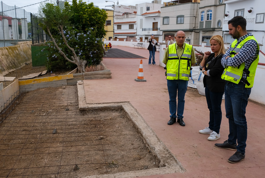 El Ayuntamiento realiza mejoras en la plaza de Almatriche