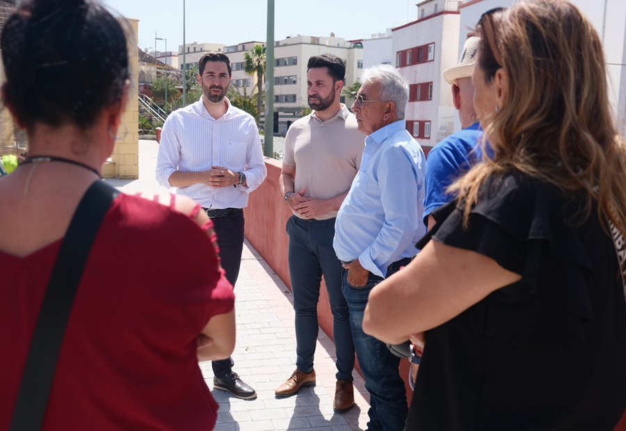 El Ayuntamiento realiza trabajos de mejora en el entorno del parque infantil del barrio Nueva Isleta