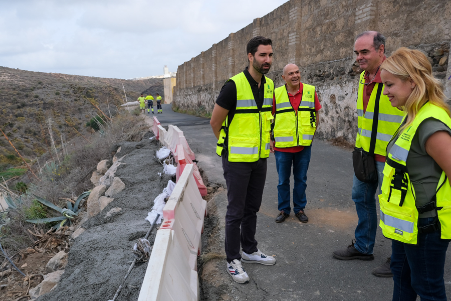 El Ayuntamiento refuerza 24 metros de muro de la calle Luis Suárez Suárez del barrio de Las Majadillas