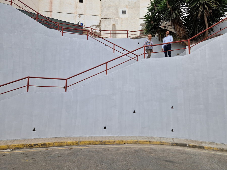 El Ayuntamiento refuerza más de 60 metros del muro de la calle Tártago del barrio de San Juan